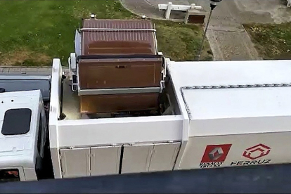 El camión de la basura recoge el contenedor marrón, de residuos orgánicos.......y luego avanza y arroja en la misma tolva el contenedor del resto. G. M.
