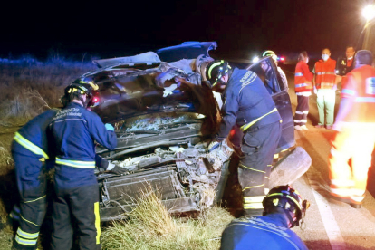 Accidente de tráfico en la carretera VP-3014, en Piñel de Arriba (Valladolid), en el que falleció una persona. Ical