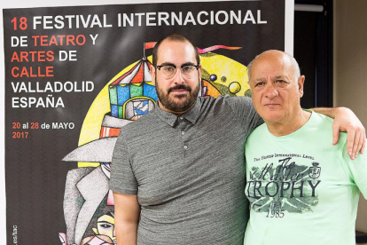 El director, actor y bailarín, Alberto Velasco junto con el director artístico del TAC Javier Martínez-Gerardo Sanz