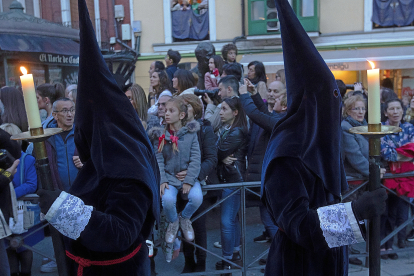 El público sigue con expectación la procesión del Encuentro en una edición pasada en Valladolid. -J.M. LOSTAU