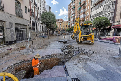 Operarios realizando las obras de remodelación de la red de abastecimiento de agua en la calle Esgueva.-Pablo Requejo
