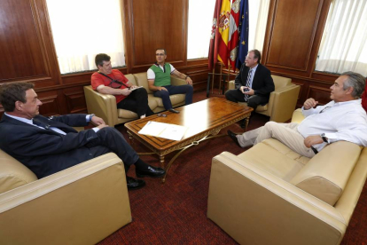 El alcalde de León, Antonio Silván, se reúne con el secretario provincial de UGT, Manuel Mallo-Ical
