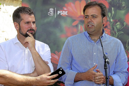 El secretario regional del PSOE, Luis Tudanca, junto con el procurador leonés Tino Rodríguez en un acto en León.-ICAL