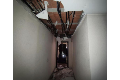 Interior del tercer piso del edificio de Parquesol donde tuvo lugar la explosión. -E.M,
