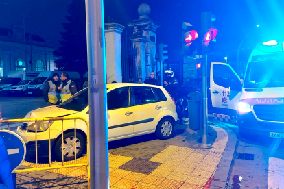 Accidente en la estación de trenes de Valladolid con dos turismos implicados. E.M.
