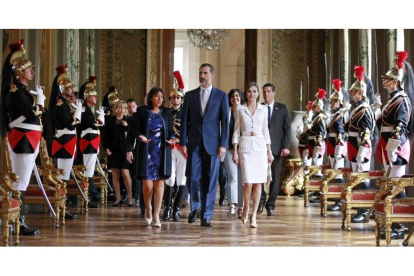 Los reyes de España, Felipe VI (c) y Letizia (d), son acompañados por la alcaldesa de París, Anne Hidalgo (i), durante su visita al ayuntamiento de París.-Foto: EFE