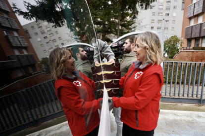 La Escuela Internacional de Cocina de la Cámara de Valladolid entrega 50 roscones solidarios a favor de la Cruz Roja en Valladolid para acompañar a las personas sin hogar en el Día de Reyes. En la imagen la Presidenta de Cruz Roja en Castilla y León, Rosa Urbón- ICAL