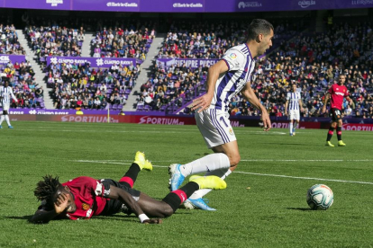 Moyano avanza con el balón en el partido frente al Mallorca.-PABLO REQUEJO / PHOTOGENIC