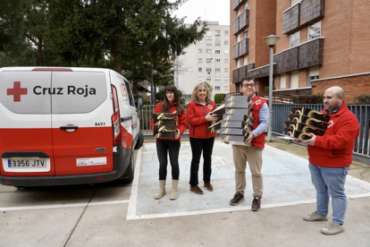 La Escuela Internacional de Cocina de la Cámara de Valladolid entrega 50 roscones solidarios a favor de la Cruz Roja en Valladolid para acompañar a las personas sin hogar en el Día de Reyes. En la imagen la Presidenta de Cruz Roja en Castilla y León, Rosa Urbón- ICAL