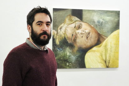 Julián Cruz posa en la Galería Javier Silva junto al acrílico sobre tela ‘Duermevela’.   MIGUEL ÁNGEL SANTOS