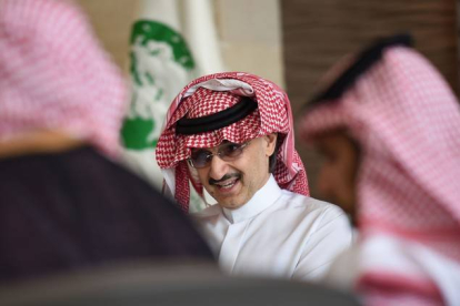 El príncipe Alwaleed, durante la rueda de prensa en la que ha anunciado la donación de su fortuna a la filantropía, el miércoles en Riad-Foto: AFP