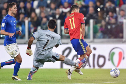 Vitolo ha aprovechado este error de Buffon para adelantar a España.-EFE
