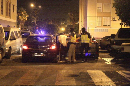 La Policía Nacional ha detenido esta noche en Melilla a un hombre de nacionalidad española que captaba y adoctrinaba a mujeres para enviarlas a zonas de combate controladas por el DAESH.-Foto: EFE