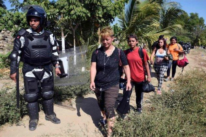 Inmigrantes centroamericanos detenidos en México.-AFP