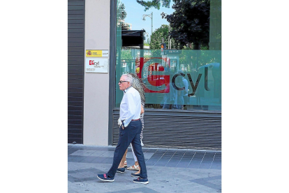 Una pareja frente a una oficina de empleo en Valladolid. - PHOTOGENIC/ MIGUEL ÁNGEL SANTOS