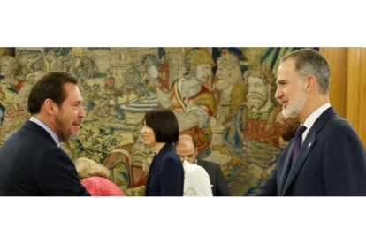 Óscar Puente saluda al rey Felipe VI durante el acto de jura de la Constitución. EL MUNDO