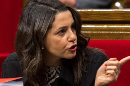 Inés Arrimadas, en el Parlament-QUIQUE GARCÍA (EFE)