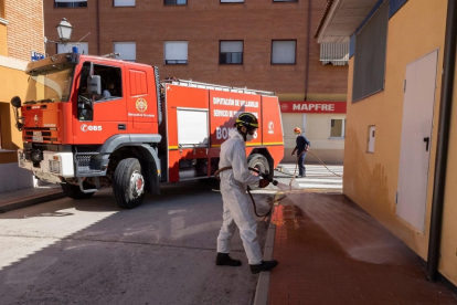 Bomberos de la Diputación desinfectan en las inmediaciones del centro de salud de Pedrajas de San Esteban. - DIPUTACIÓN DE VALLADOLID