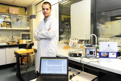 Jesús Garoz, en el laboratorio de la Facultad de Ciencias de la Universidad de Burgos.-ISRAEL L. MURILLO