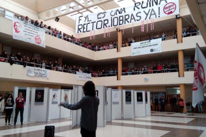 Alumnos de la Facultad de Filosofía de la ULE protagonizan un parón informativo para protestar por la situación del centro.-ICAL