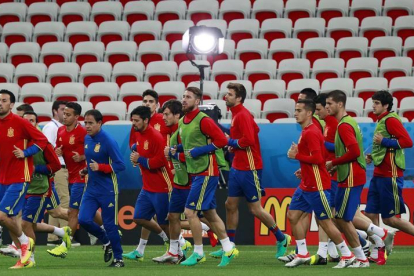 Los jugadores de la selección española, durante el entrenamiento de ayer en el estadio Allianz Riviera con motivo del encuentro de la primera fase de la Eurocopa 2016 que les enfrenta hoy a Turquía-EFE/JuanJo Martín