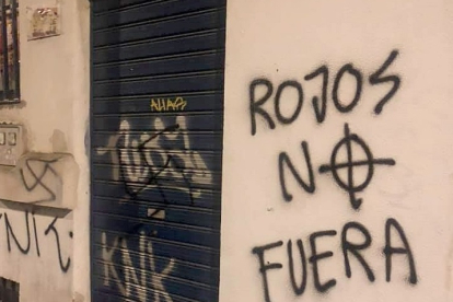 Pintadas con las frases de "Viva España" y "Rojos no. Fuera". -E. M.