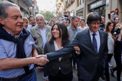 Carles Puigdemont y su esposa, Marcela Topor, saliendo de comer en un restaurant de Girona.-REUTERS / RAFAEL MARCHANTE