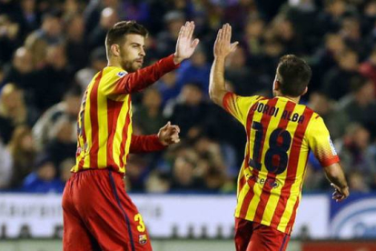 Piqué y Jordi Alba juegan un partido con el Barcelona la pasada temporada con la 'senyera'.-Foto: FCBARCELONA