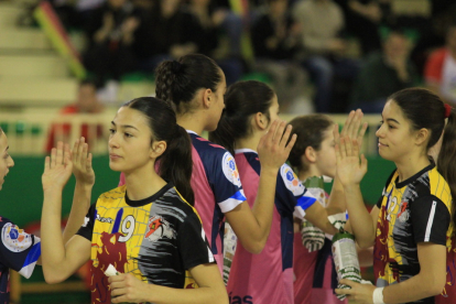 Jugadoras de Castilla y León saludan durante un encuentro del CESA. / E. M.