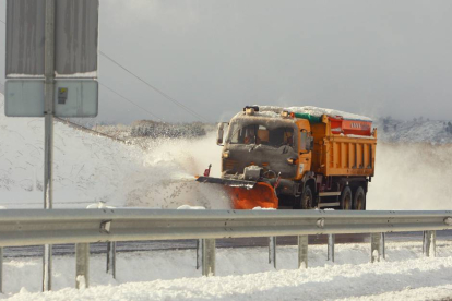 La actuación de los vehículos quitanieves ha permitido la reapertura del tráfico para vehículos pesados en la autopista de peaje que une León y Asturias, afectada por la acumulación de nieve registrada por las precipitaciones de las últimas horas. A las 1-Ical