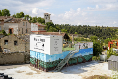 El ‘edificio’ construido con contenedores de barco para impulsar el Museo del Juguete de Fompedraza acapara la atención en la localidad ribereña. J.M. LOSTAU