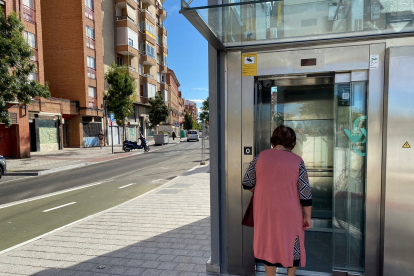 Una mujer se dispone a utilizar el nuevo ascensor vertical de Panaderos. -E.M.