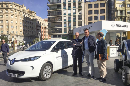 El alcalde de Valladolid, Oscar Puente y el concejal de Seguridad y Movilidad, Luis Vélez, durante la visita a la exposición de vehículos eléctricos de Renault con motivo de la Semana de la Movilidad-ICAL