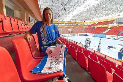 Melina Cozzi posa en Huerta del Rey con la camiseta del Aula Alimentos de Valladolid.-PABLO REQUEJO