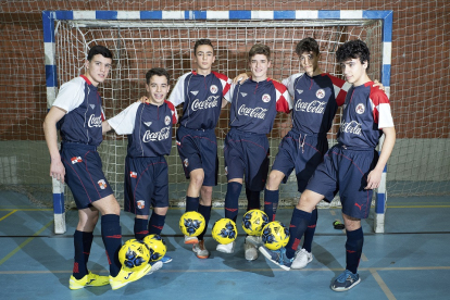 De izquierda a derecha, los vallisoletanos Pablo, Tomás, Diego Rodríguez, Diego Martínez, Álvaro y Víctor. J. M. LOSTAU