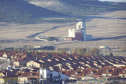 Panorámica de una de las zonas residenciales de Renedo de Esgueva con una industria al fondo.-A.R