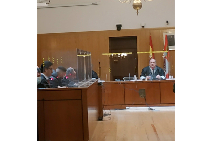 El magistrado José Luis Ruiz Romero, al fondo, presidiendo un juicio en la Audiencia de Valladolid. Foto archivo. - EUROPA PRESS