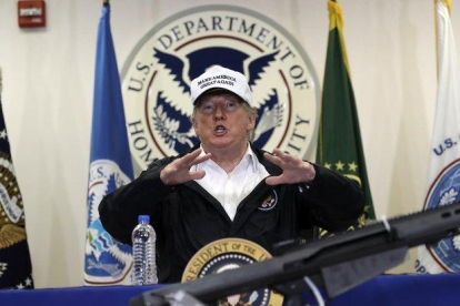 Trump, durante su discurso sobre inmigración en su visita a la frontera con México.-EVAN VUCCI / AP