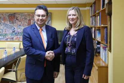 La consejera de Economía y Hacienda, Pilar del Olmo, recibe al ministro de Industria y Comercio de Paraguay, Gustavo Leite.-ICAL