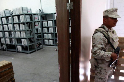 Un soldado custodia material electoral en la ciudad de Juárez.-/ REUTERS / JOSÉ LUÍS GONZÁLEZ