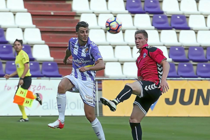 Juan Villar intenta un control del balón en el partido frente al Alavés.-PABLO REQUEJO