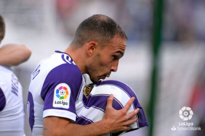 Nacho Martínez celebra el gol, haciendo un guiño a su próxima paternidad.  / LA LIGA