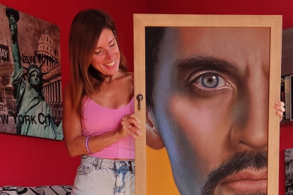 Serrano posa con el cuadro 'Paco León'. | E. M.
