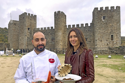 Santiago y Ana, con algunos de los platos de su restaurante en Montemayor del Río, delante de la fachada del Castillo./ E.M.