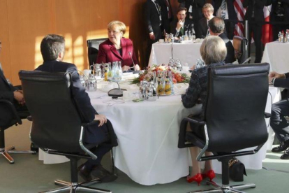 Los dirigentes europeos con Barack Obama, reunidos en Berlín.-REUTERS / kAY NIETFELD
