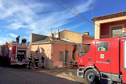 Momento de la intervención del servicio de bomberos de la Diputación en San Román de Hornija.-BOMBEROS