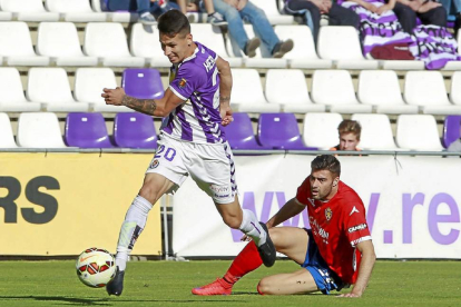 Hernán Pérez se lleva el balón tras regatear a Rico en el partido frente al Zaragoza.-J.M. Lostau