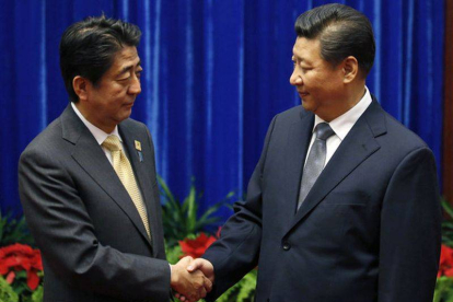 El primer ministro de Japón, Shinzo Abe (izquierda),y el presidente de China, Xi Jinping, se saludan, este lunes en Pekín.-Foto: AP / KIM KYUNG-HOON