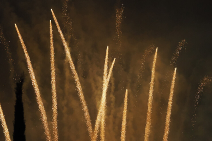 Fuegos artificiales: pirotecnia Gironina. / PHOTOGENIC.