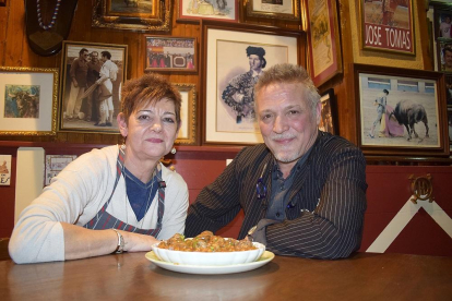 Maricarmen y Fernando muestran un plato de caracoles en el bar Chiquito, en la localidad abulense de Arenas de San Pedro-